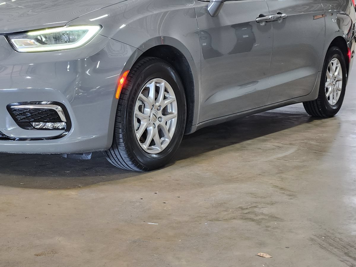 Used 2022 Chrysler Pacifica Touring-L FWD image 17