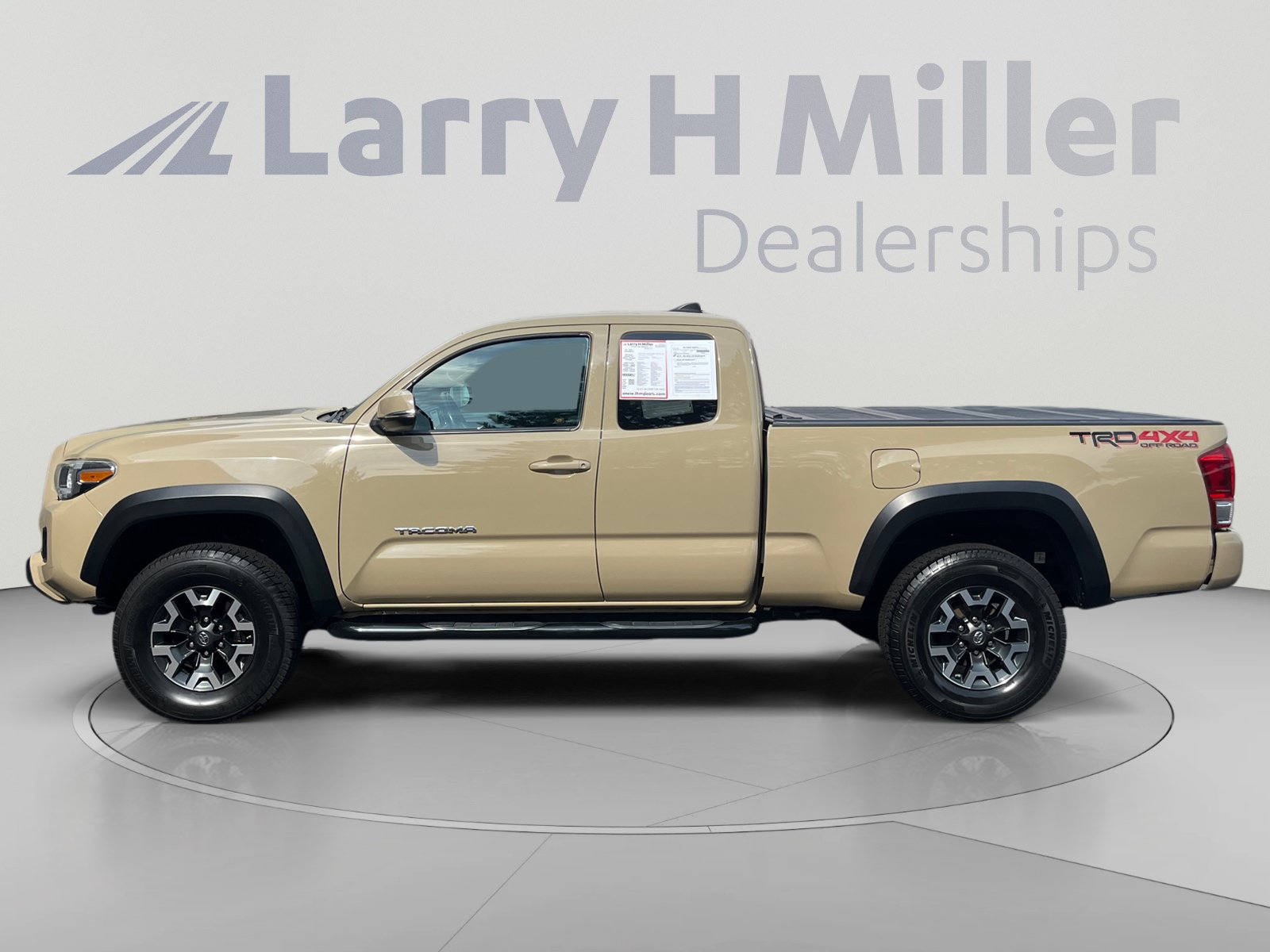 Used 2019 Toyota Tacoma TRD Off-Road w/ Technology Package AWD/4WD image 2
