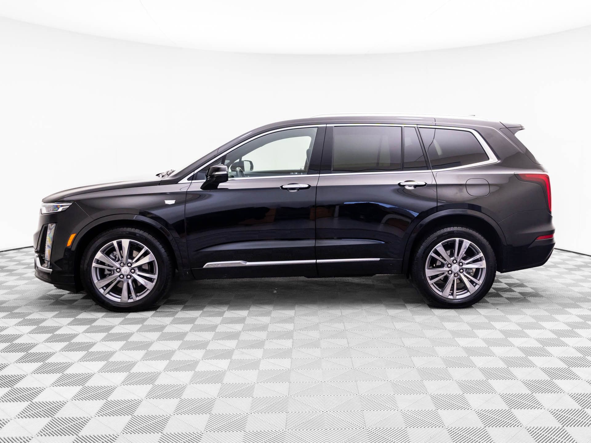 Certified 2025 Cadillac XT6 Premium Luxury w/ Platinum Package image 2