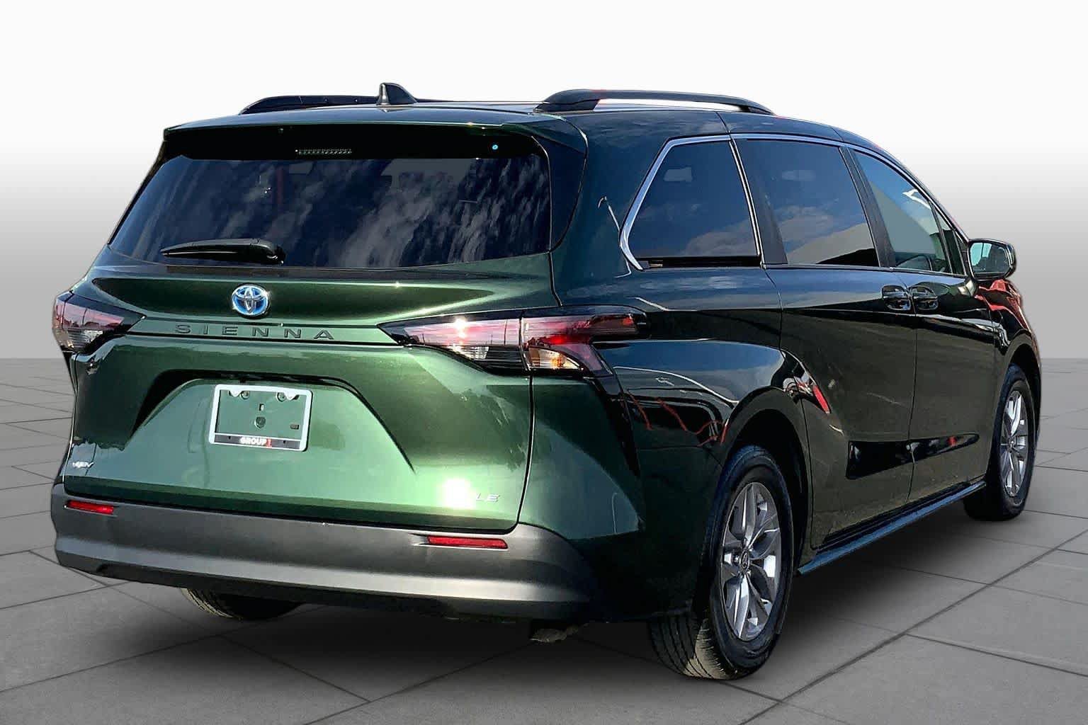 Used 2025 Toyota Sienna LE w/ LE Plus Package FWD image 13
