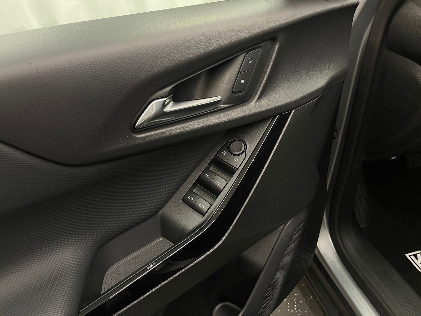 Used 2025 Chevrolet Equinox LT image 10