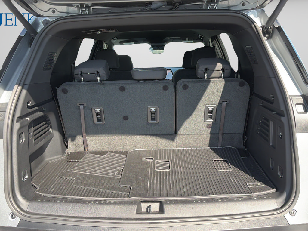 Used 2026 Chevrolet Traverse LT w/ Driver Confidence Package FWD image 9