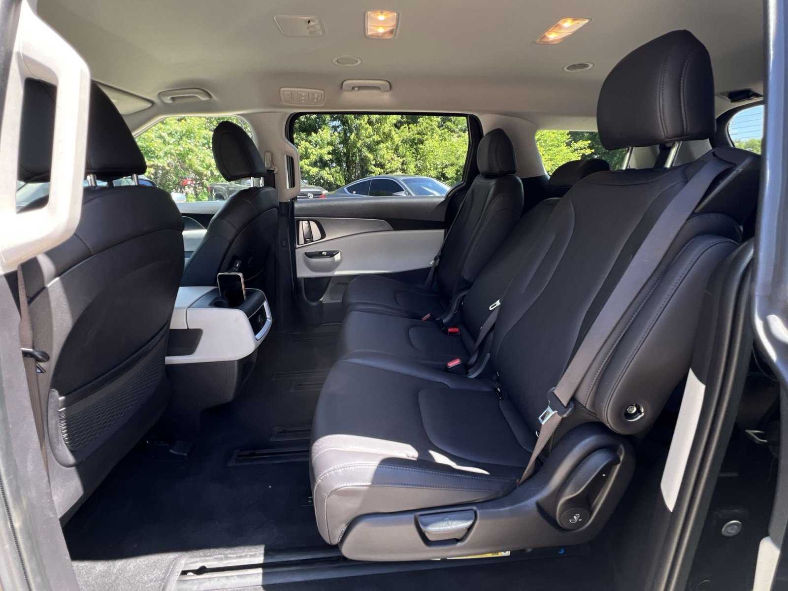 Used 2024 Kia Carnival LX FWD image 41