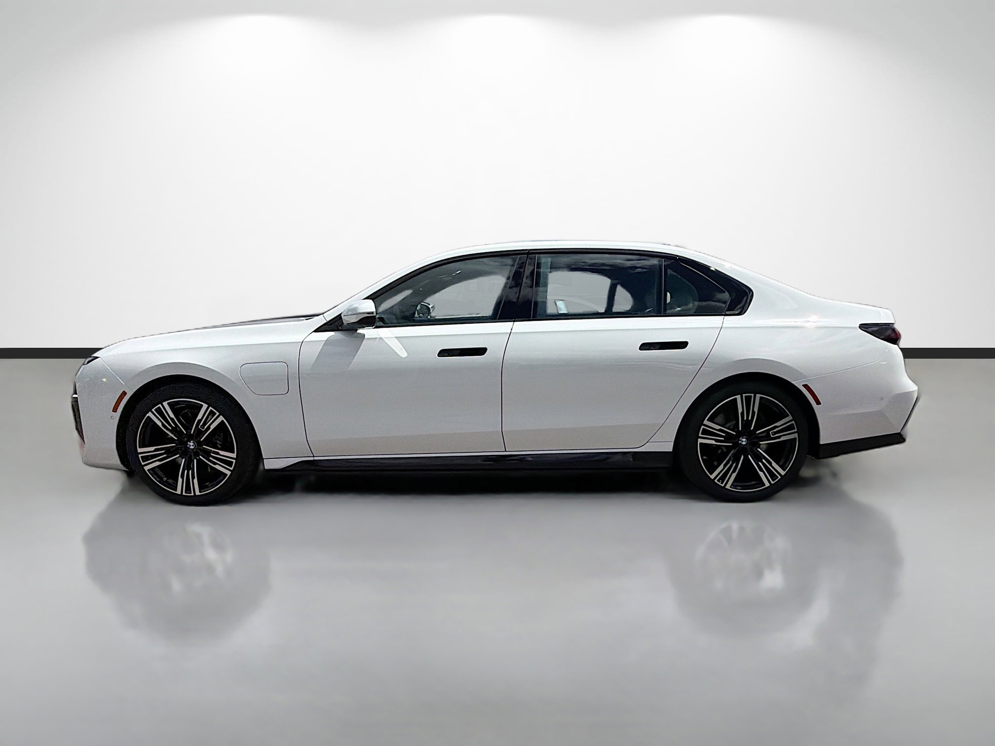 Used 2025 BMW 750e xDrive w/ Executive Package image 6