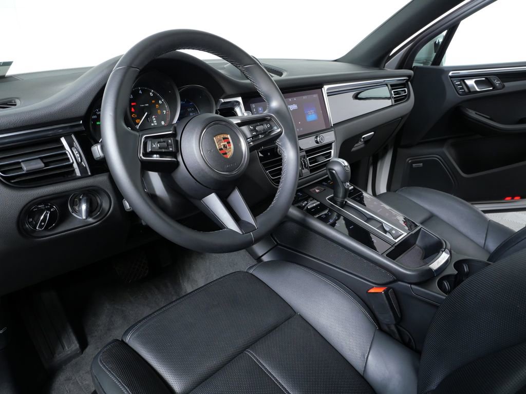 Certified 2024 Porsche Macan image 4