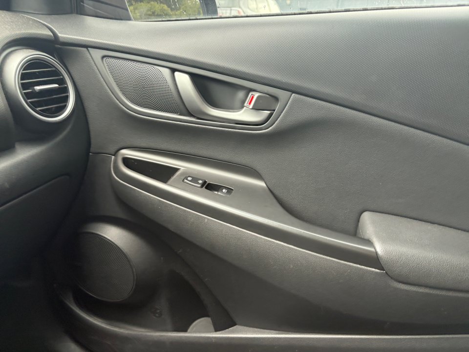 Used 2021 Hyundai Kona Limited FWD image 35