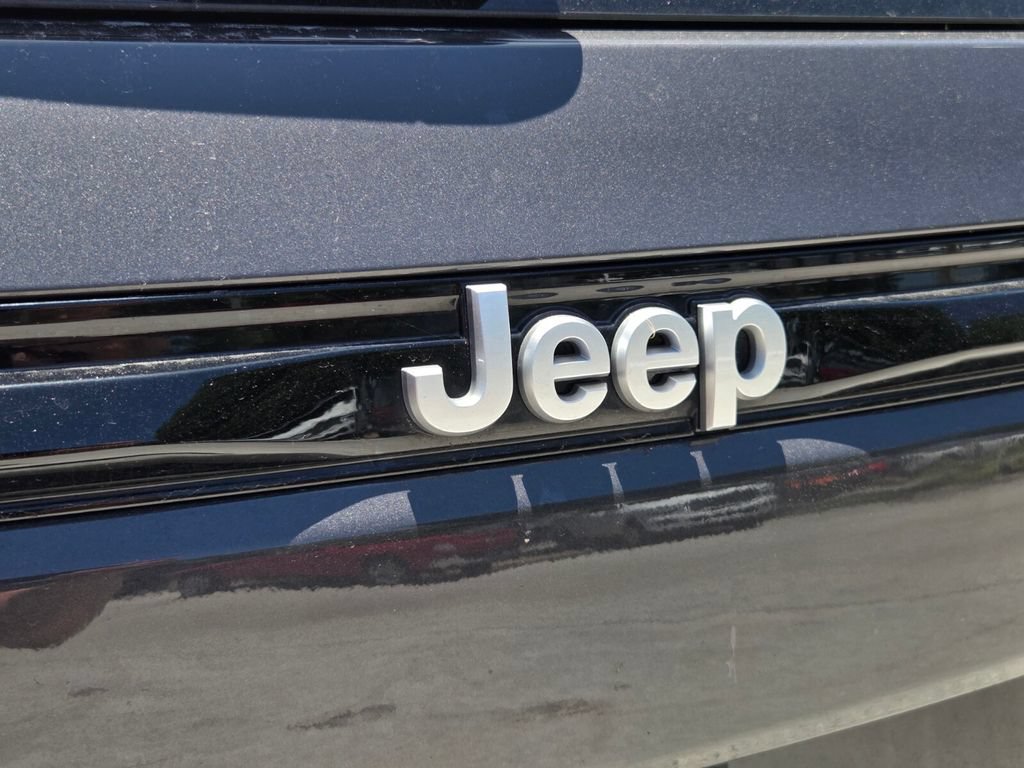Used 2025 Jeep Grand Cherokee Summit AWD/4WD image 11