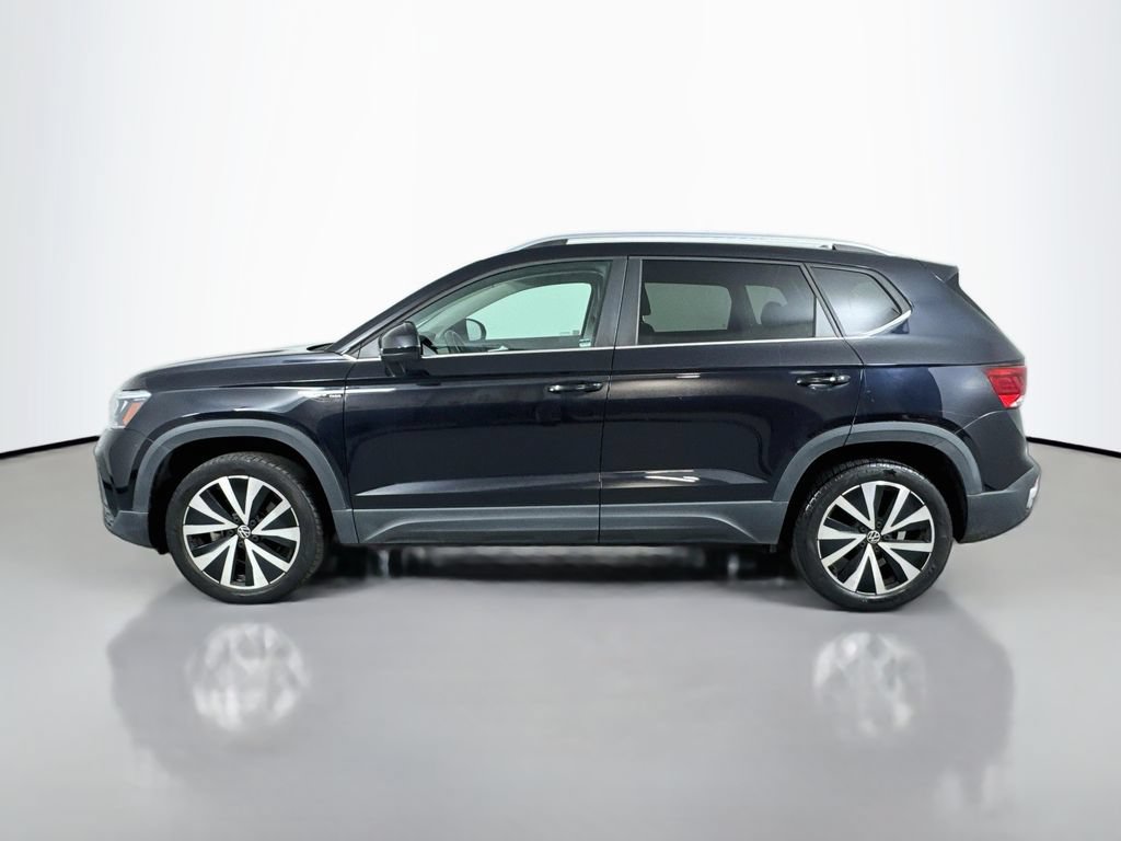Used 2022 Volkswagen Taos SE w/ Panoramic Sunroof Package FWD image 8