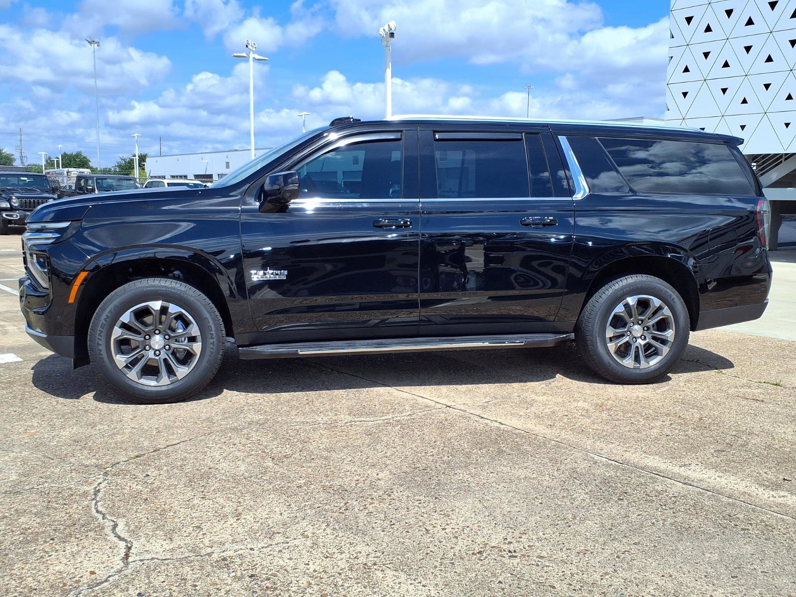 Used 2025 Chevrolet Suburban LT w/ Comfort Package RWD image 25