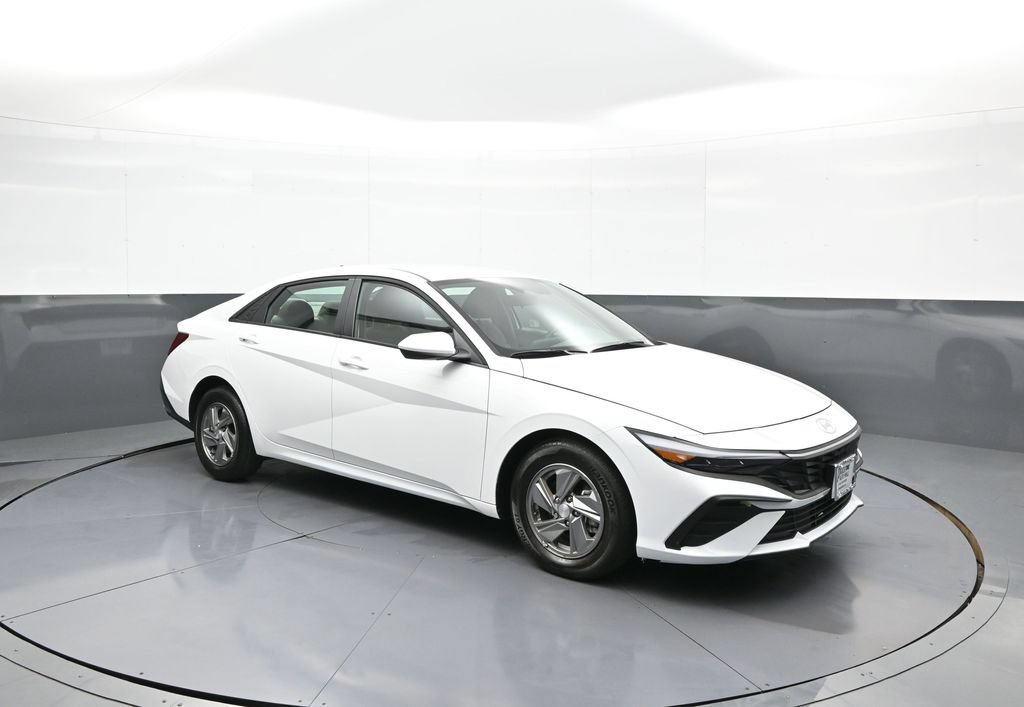 Certified 2025 Hyundai Elantra SE w/ Cargo Package FWD image 4