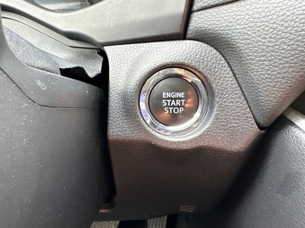 Used 2025 Toyota RAV4 XLE FWD image 30
