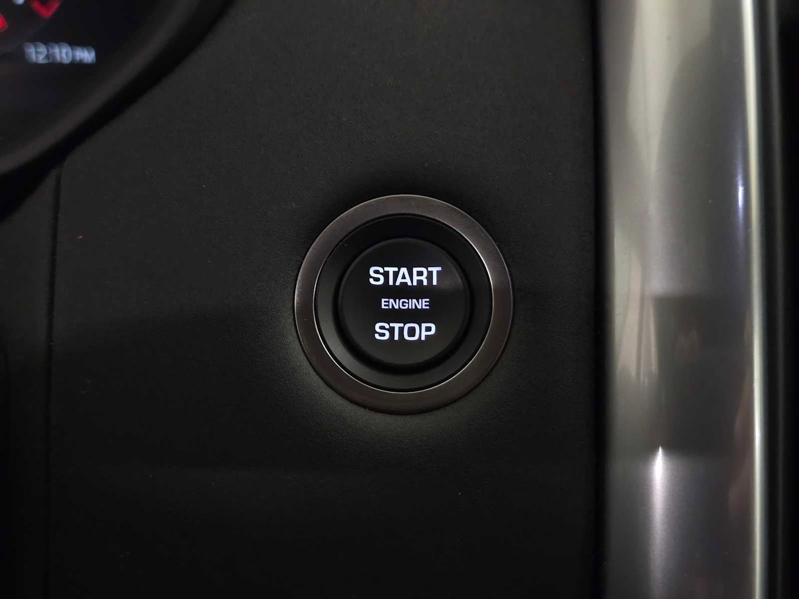 Used 2025 Land Rover Discovery S image 35