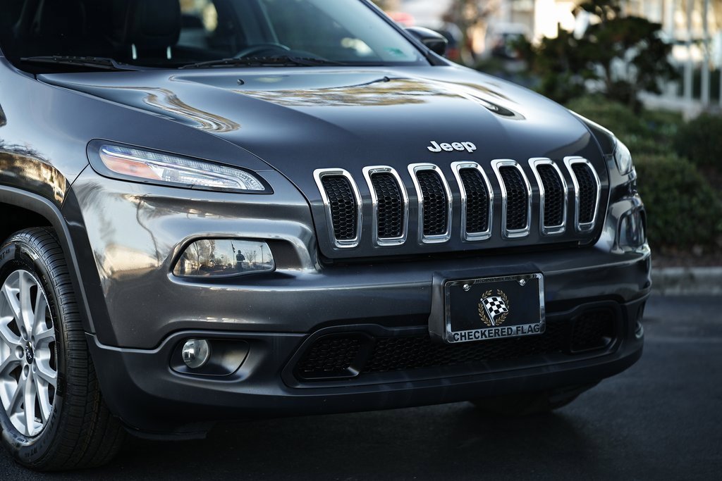 Used 2018 Jeep Cherokee Latitude Plus w/ Comfort/Convenience Group image 2