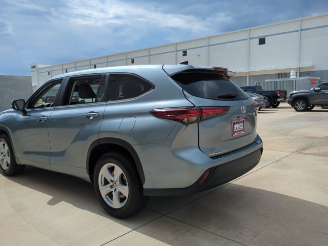 Used 2024 Toyota Highlander LE FWD image 8