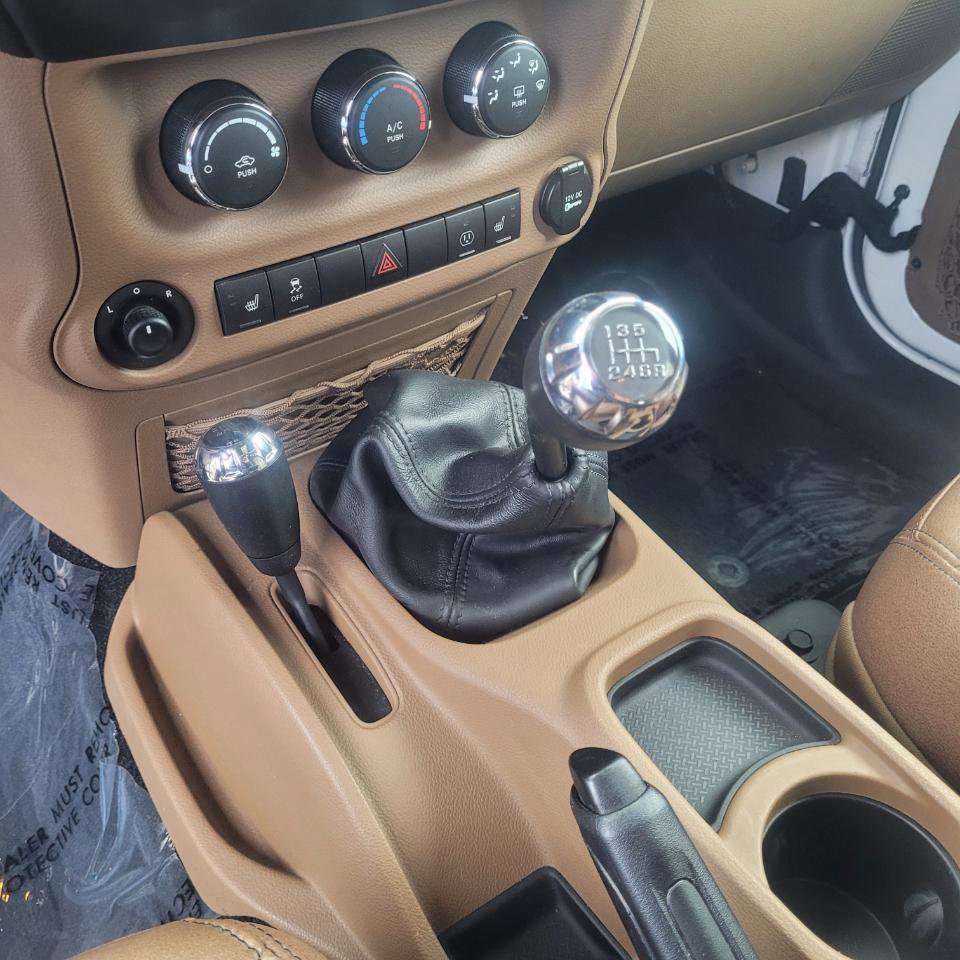 Used 2017 Jeep Wrangler Unlimited Sahara w/ Connectivity Group image 21