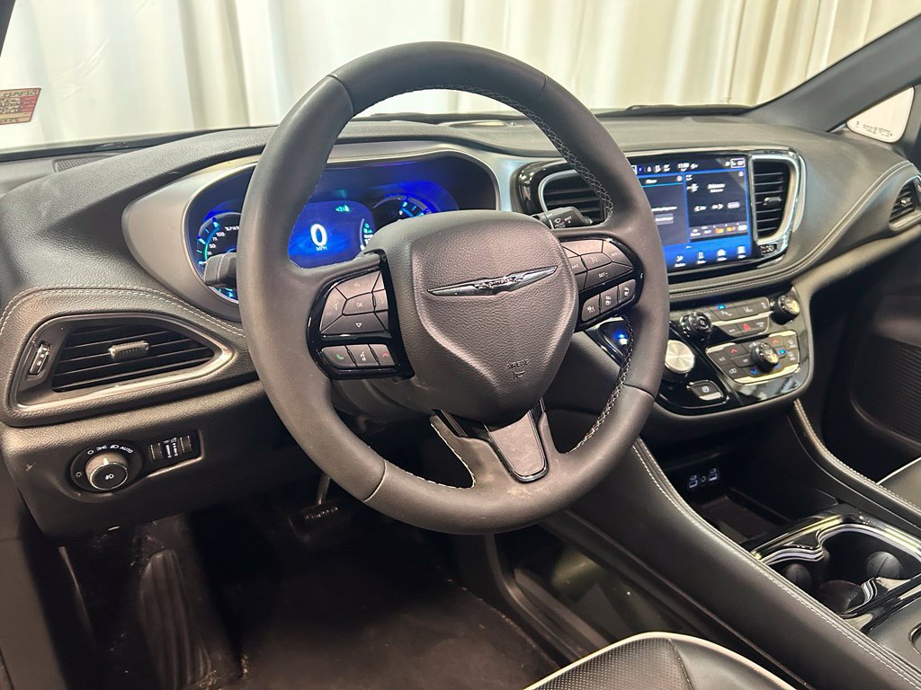 Used 2025 Chrysler Pacifica Premium FWD image 5