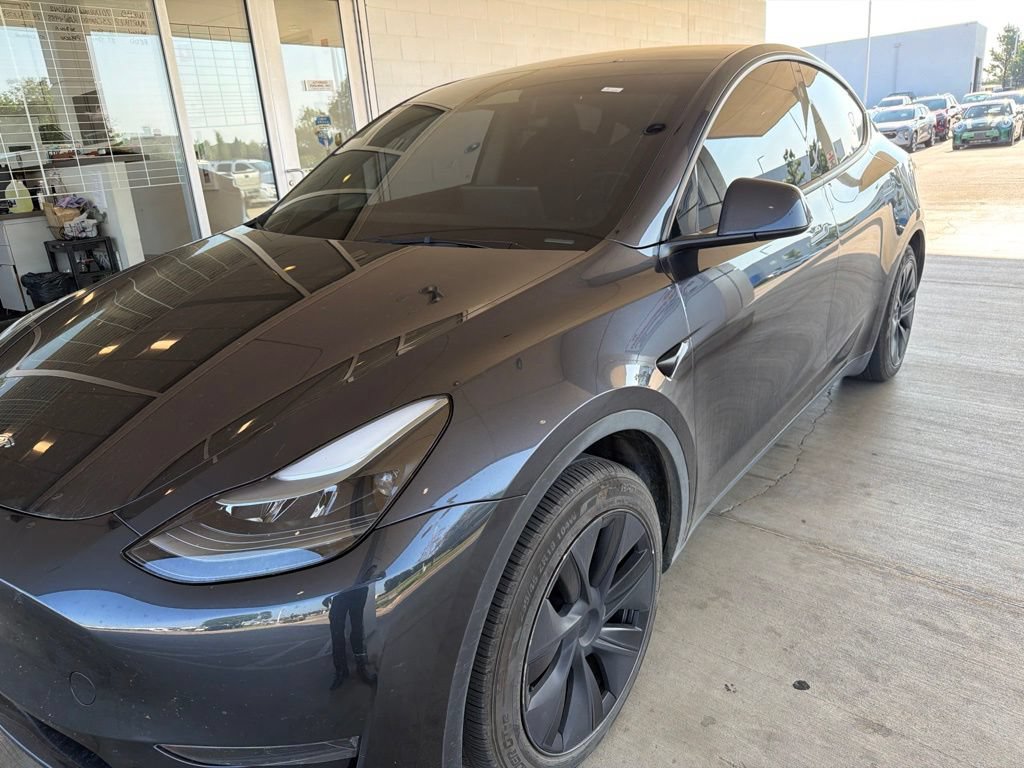 Used 2025 Tesla Model Y Long Range RWD image 3