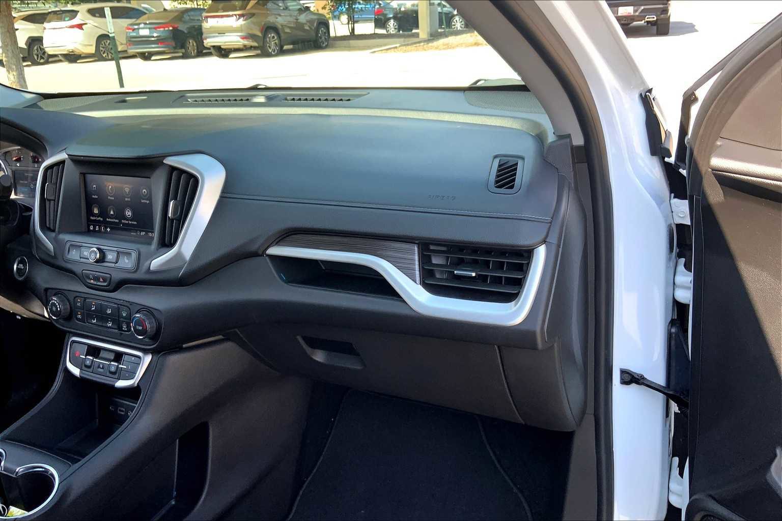Used 2024 GMC Terrain SLE image 18