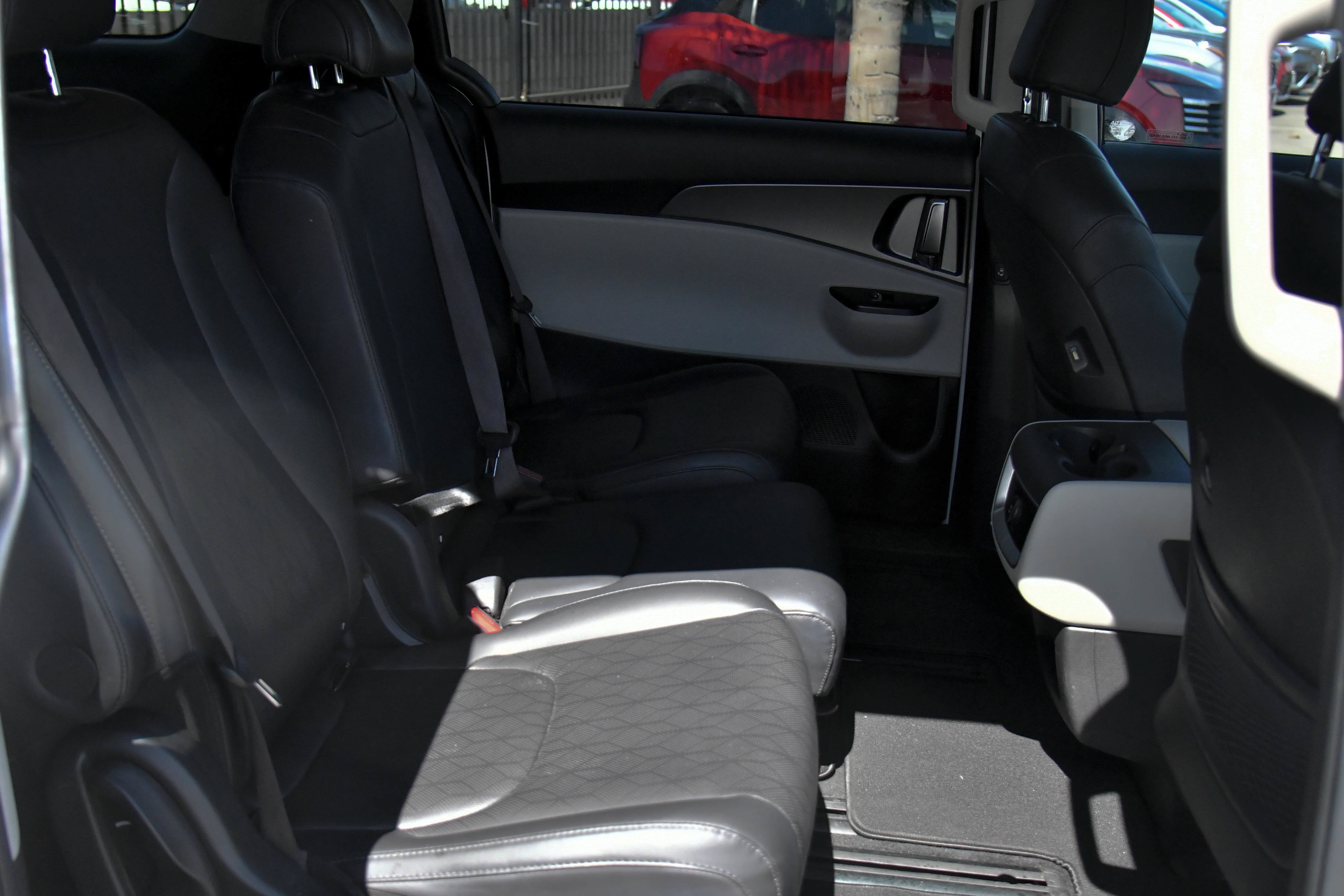 Used 2023 Kia Carnival LX FWD image 46