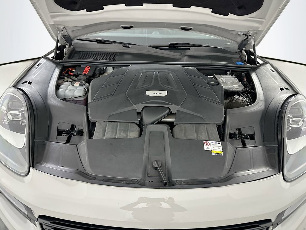 Certified 2023 Porsche Cayenne Platinum Edition image 31