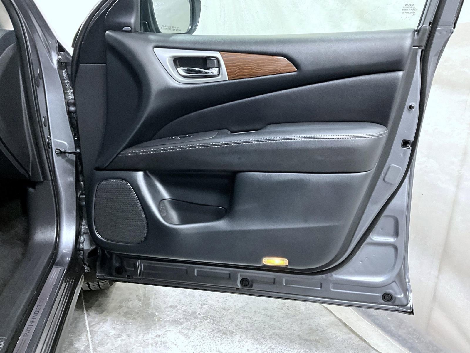 Used 2020 Nissan Pathfinder Platinum image 17