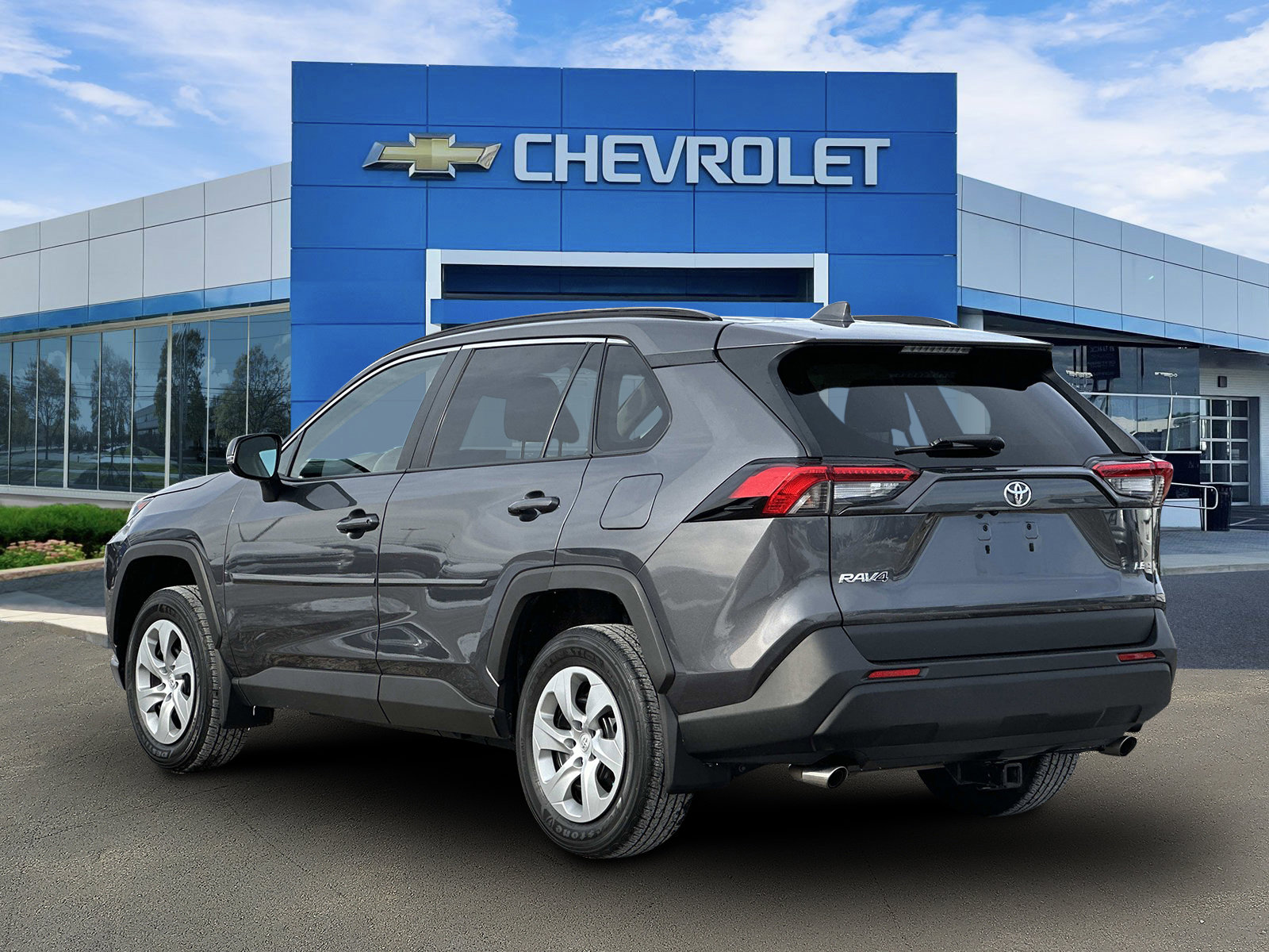 Used 2020 Toyota RAV4 LE image 4