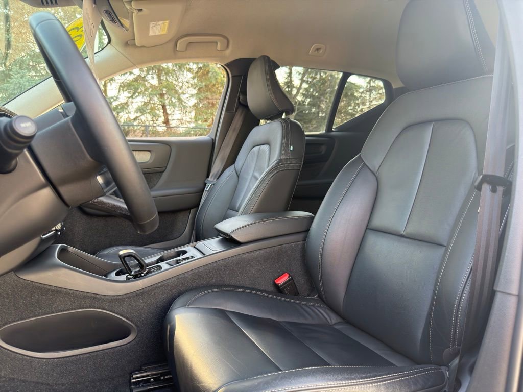 Used 2023 Volvo XC40 B5 Core w/ Convenience Package image 29