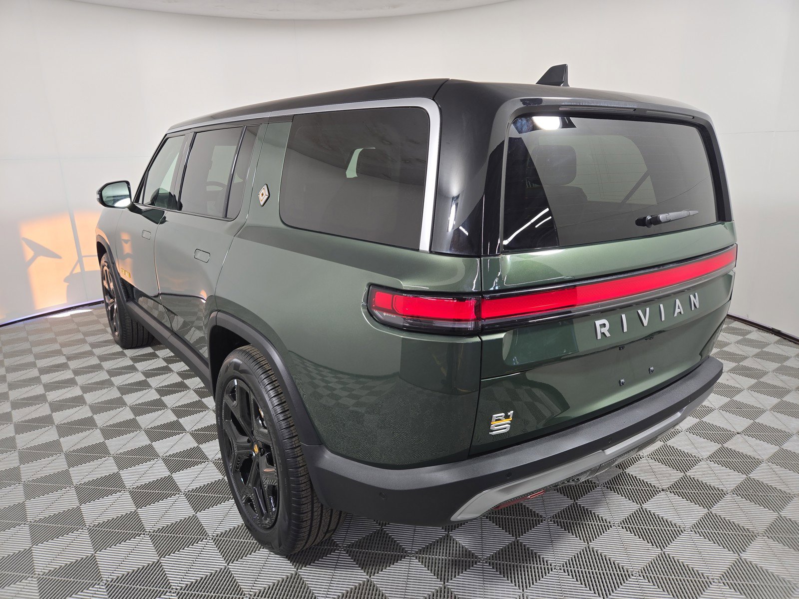 Used 2024 Rivian R1S Adventure image 3
