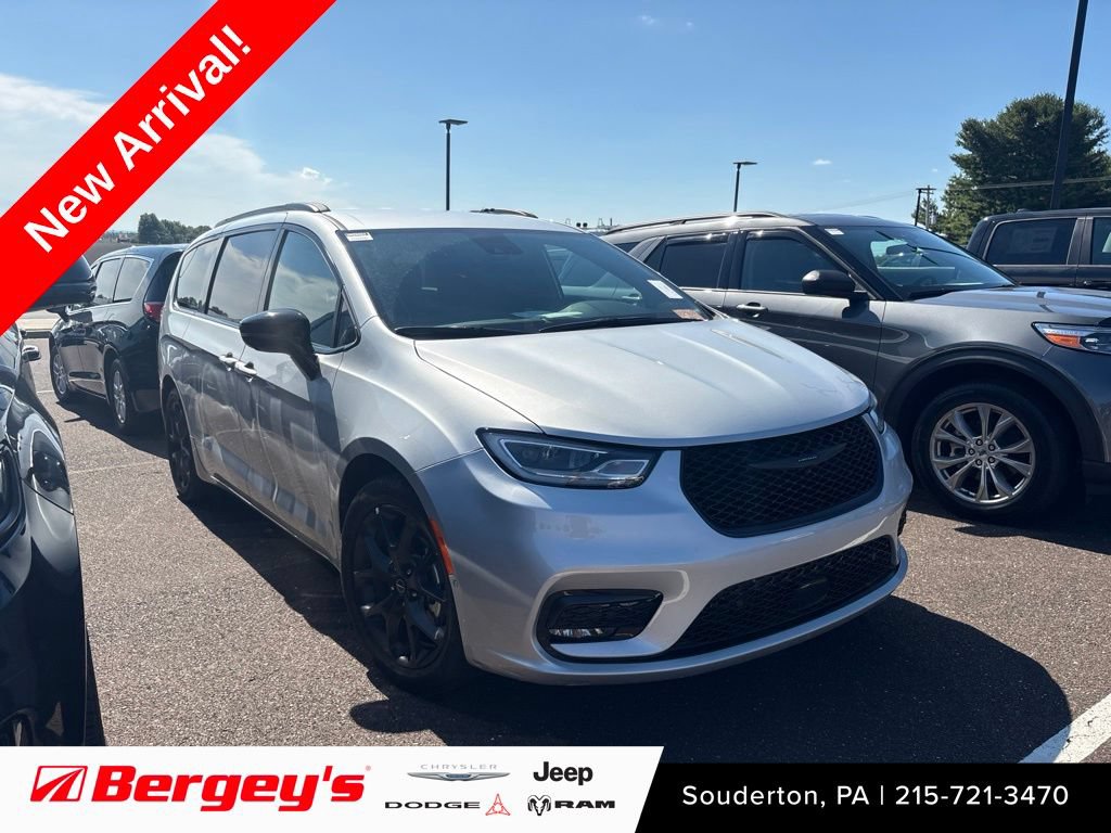 Used 2026 Chrysler Pacifica Select w/ S Appearance Package FWD image 1