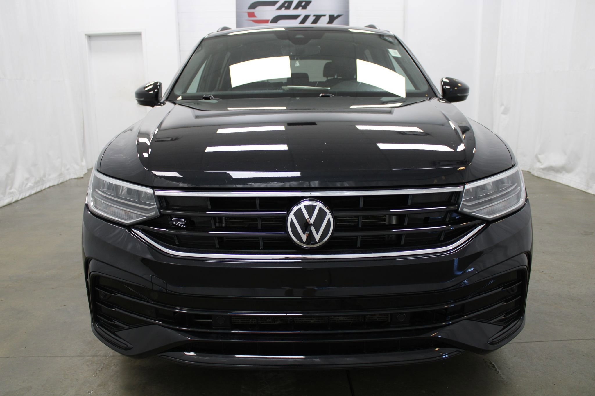 Used 2022 Volkswagen Tiguan SE R-Line image 2