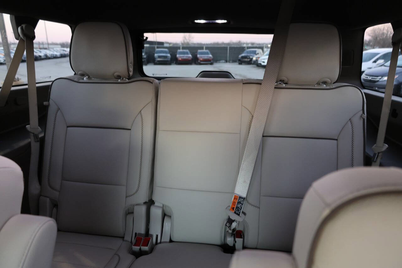 Used 2025 GMC Yukon XL Denali w/ Sun & Power Step Package image 17