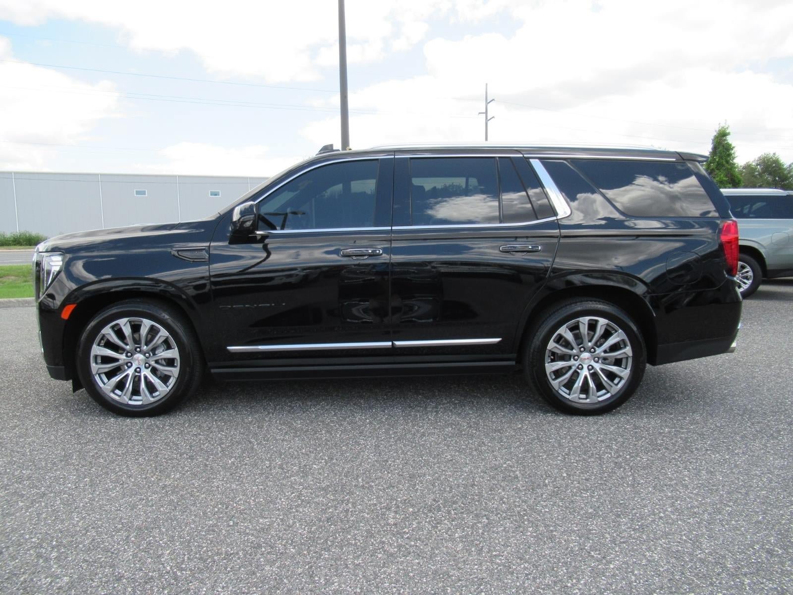 Used 2024 GMC Yukon Denali w/ Denali Reserve Package AWD/4WD image 4