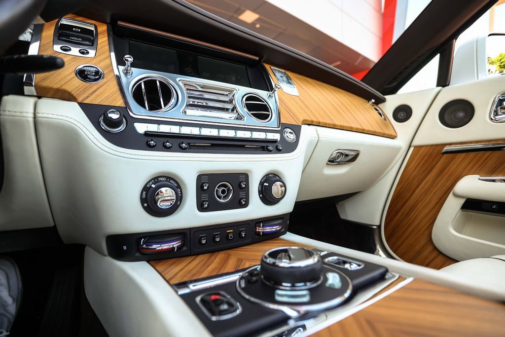Used 2016 Rolls-Royce Dawn image 43