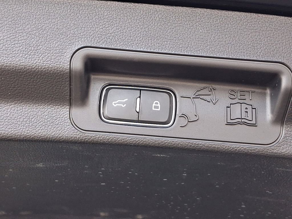 Used 2023 Ford Explorer XLT image 31