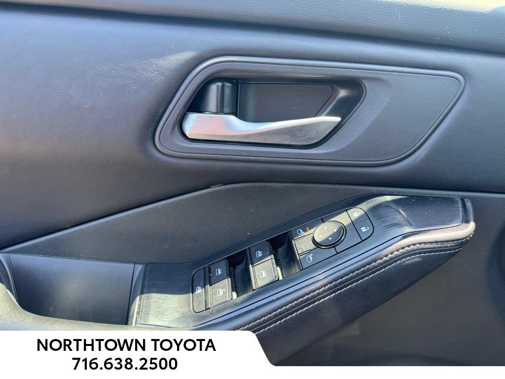 Used 2025 Nissan Rogue SV AWD/4WD image 18