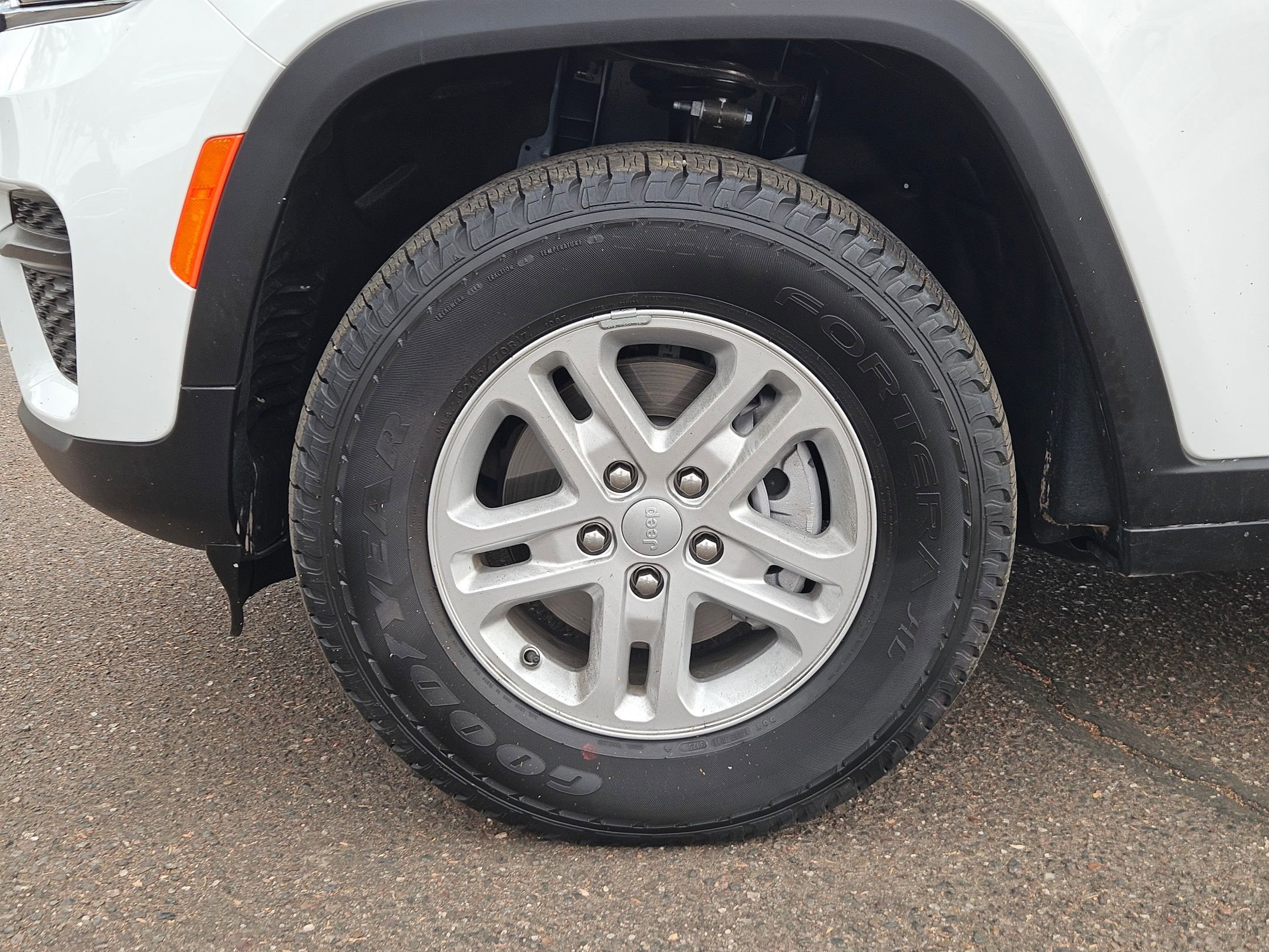 Used 2025 Jeep Grand Cherokee Laredo w/ Trailer Tow Package RWD image 10