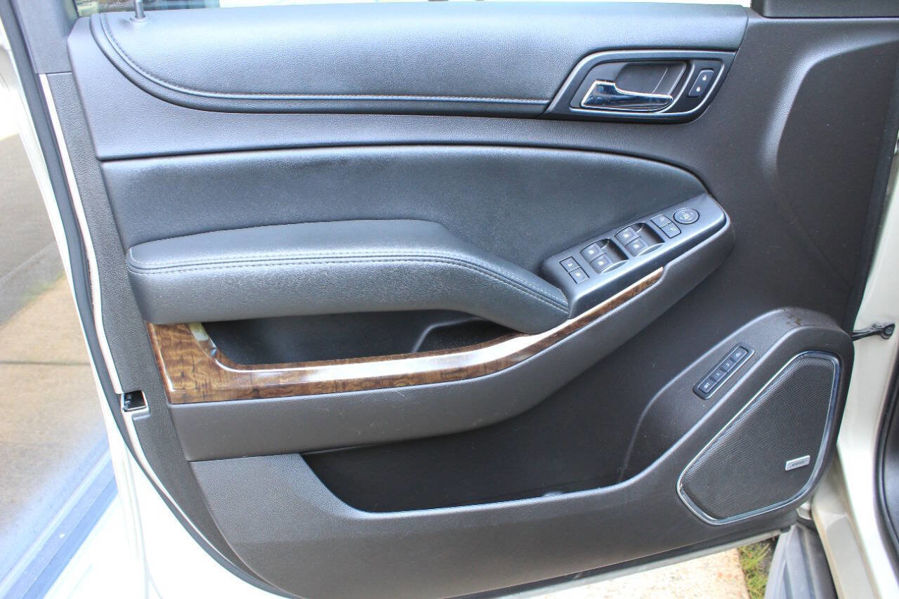 Used 2017 Chevrolet Suburban LT image 12