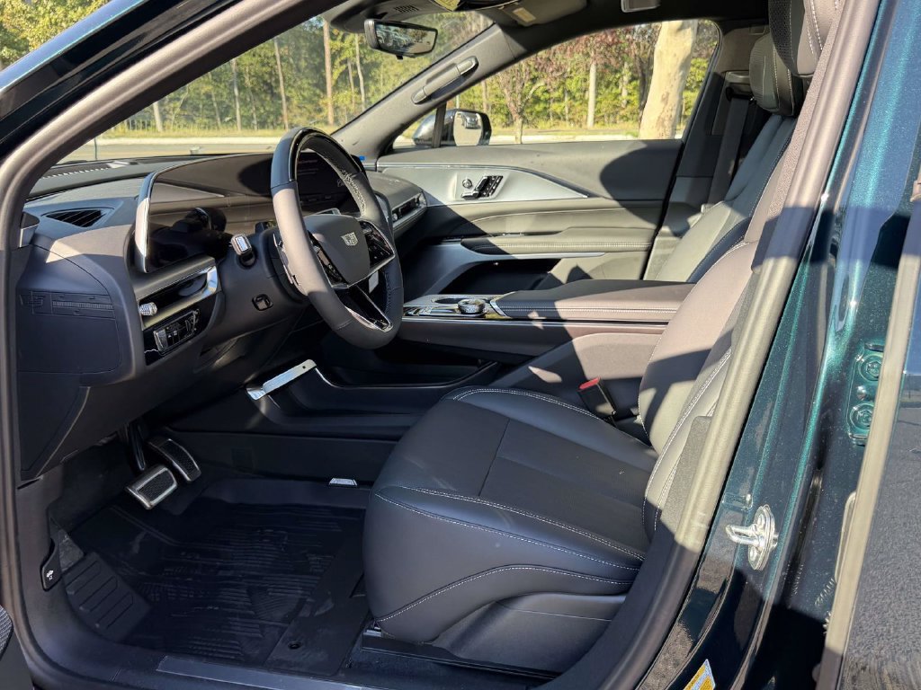 New 2027 Cadillac Lyriq Premium Luxury w/ LPO, Floor Liner Package AWD/4WD image 16