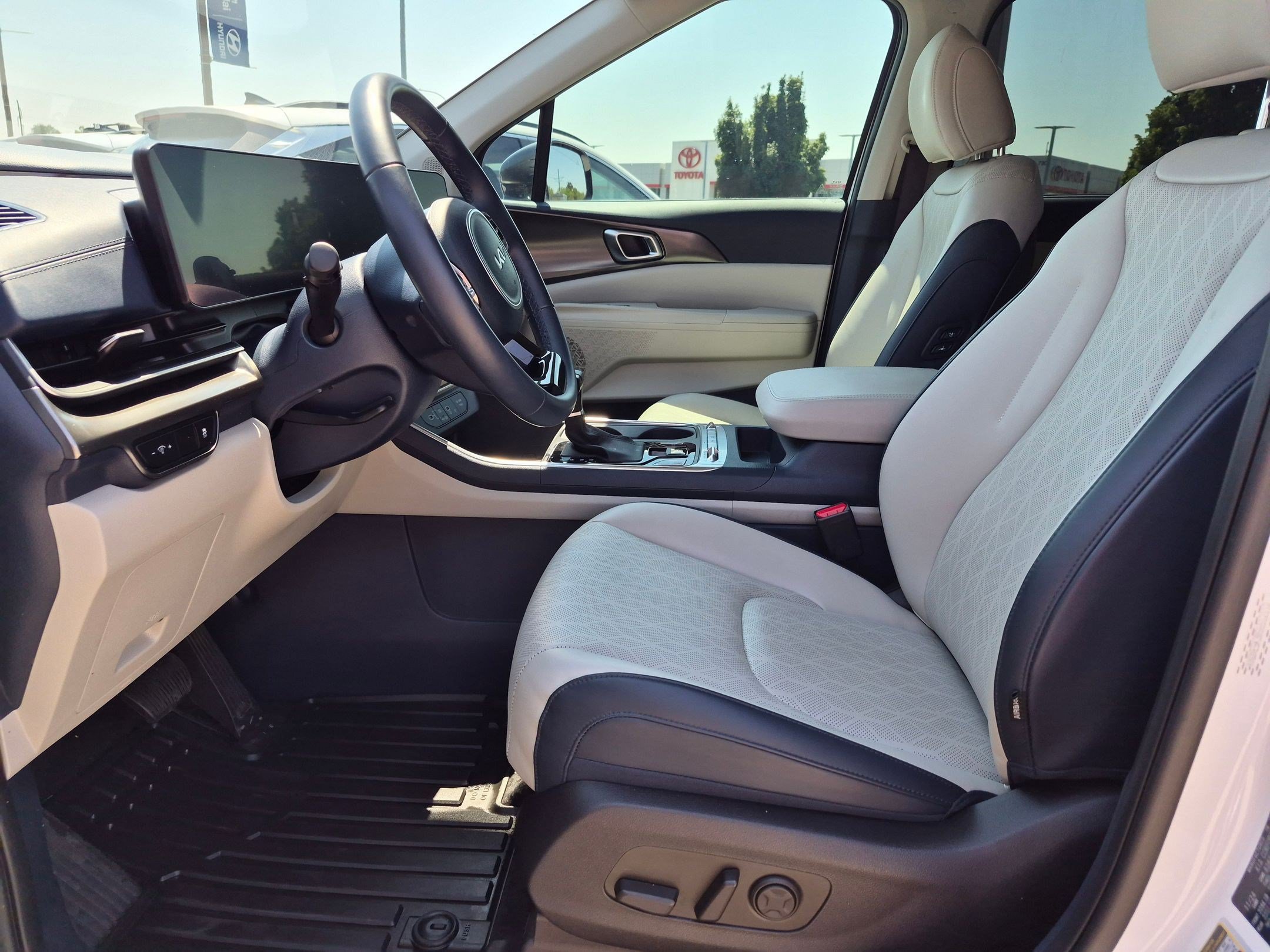 Used 2025 Kia Carnival SX w/ SX Dark Edition Package FWD image 17
