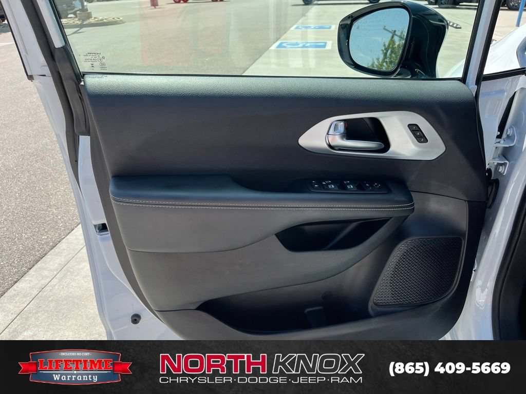 Used 2025 Chrysler Pacifica Limited FWD image 5