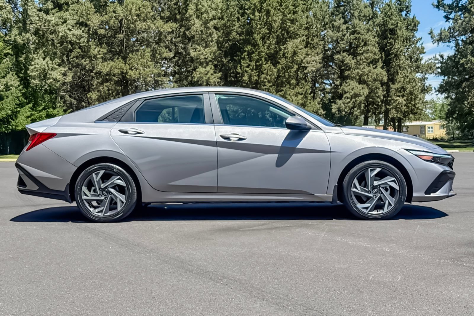 Used 2025 Hyundai Elantra Limited FWD video 3