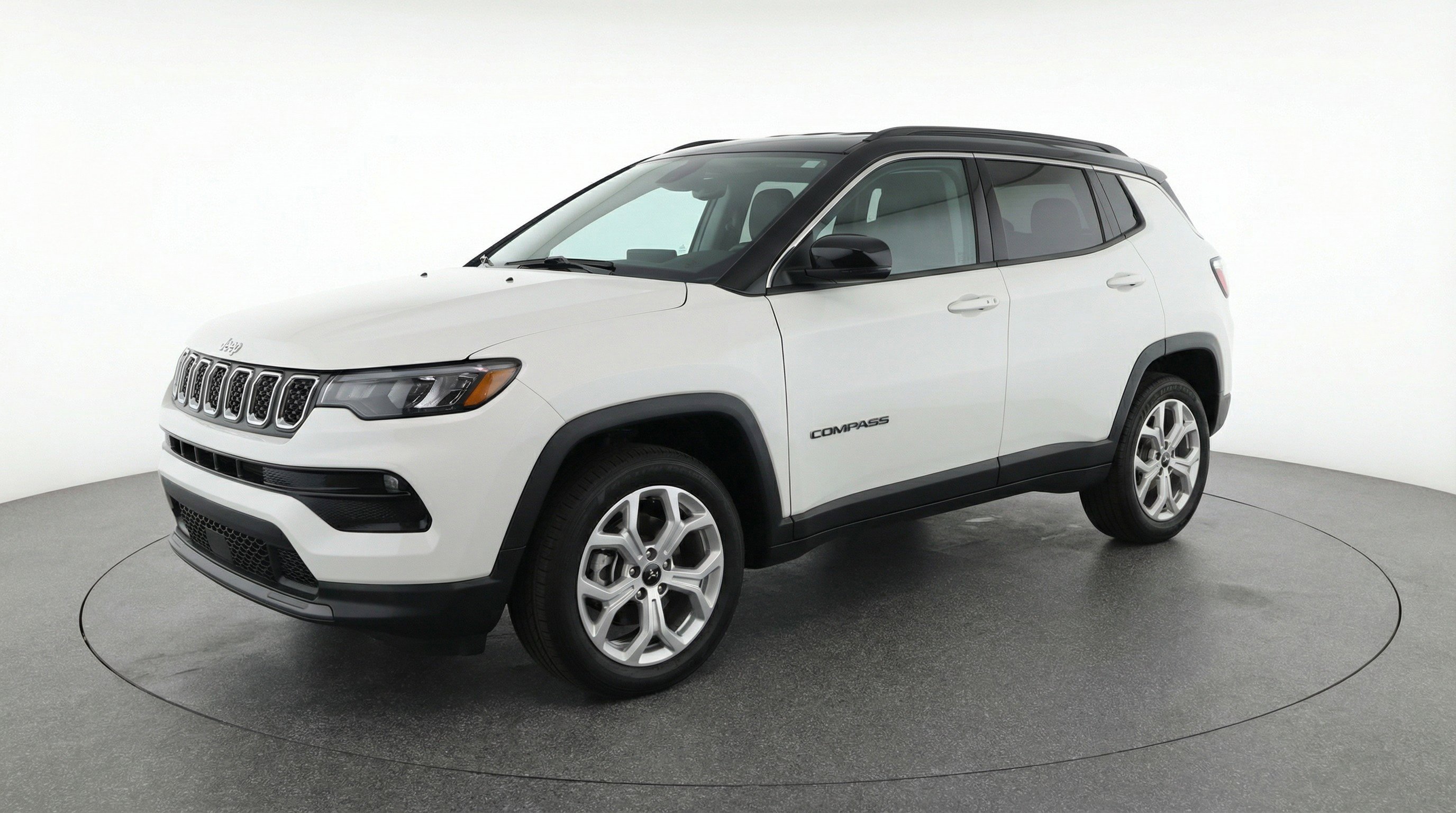 Used 2025 Jeep Compass Latitude image 3