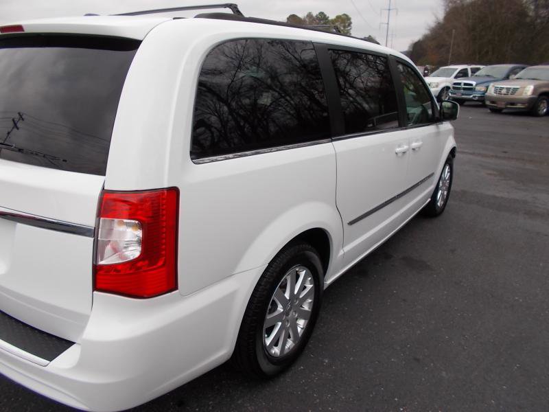 Used 2016 Chrysler Town & Country Touring image 14
