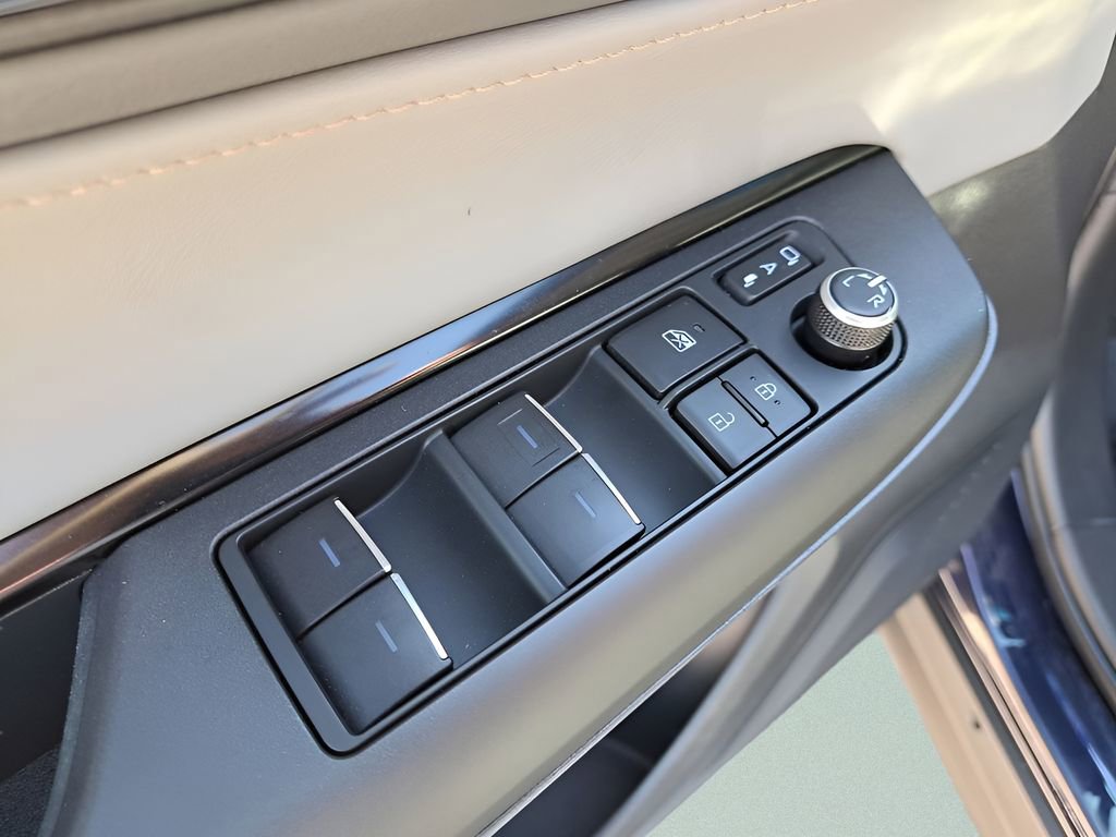 Used 2022 Toyota Venza LE image 15