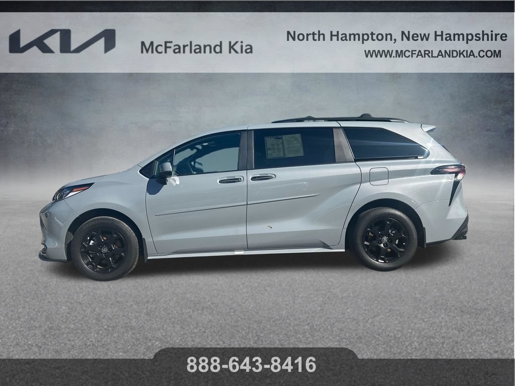 Used 2025 Toyota Sienna XLE Woodland Edition AWD/4WD image 5