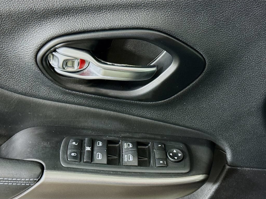 Used 2021 Jeep Cherokee Latitude Plus AWD/4WD image 23