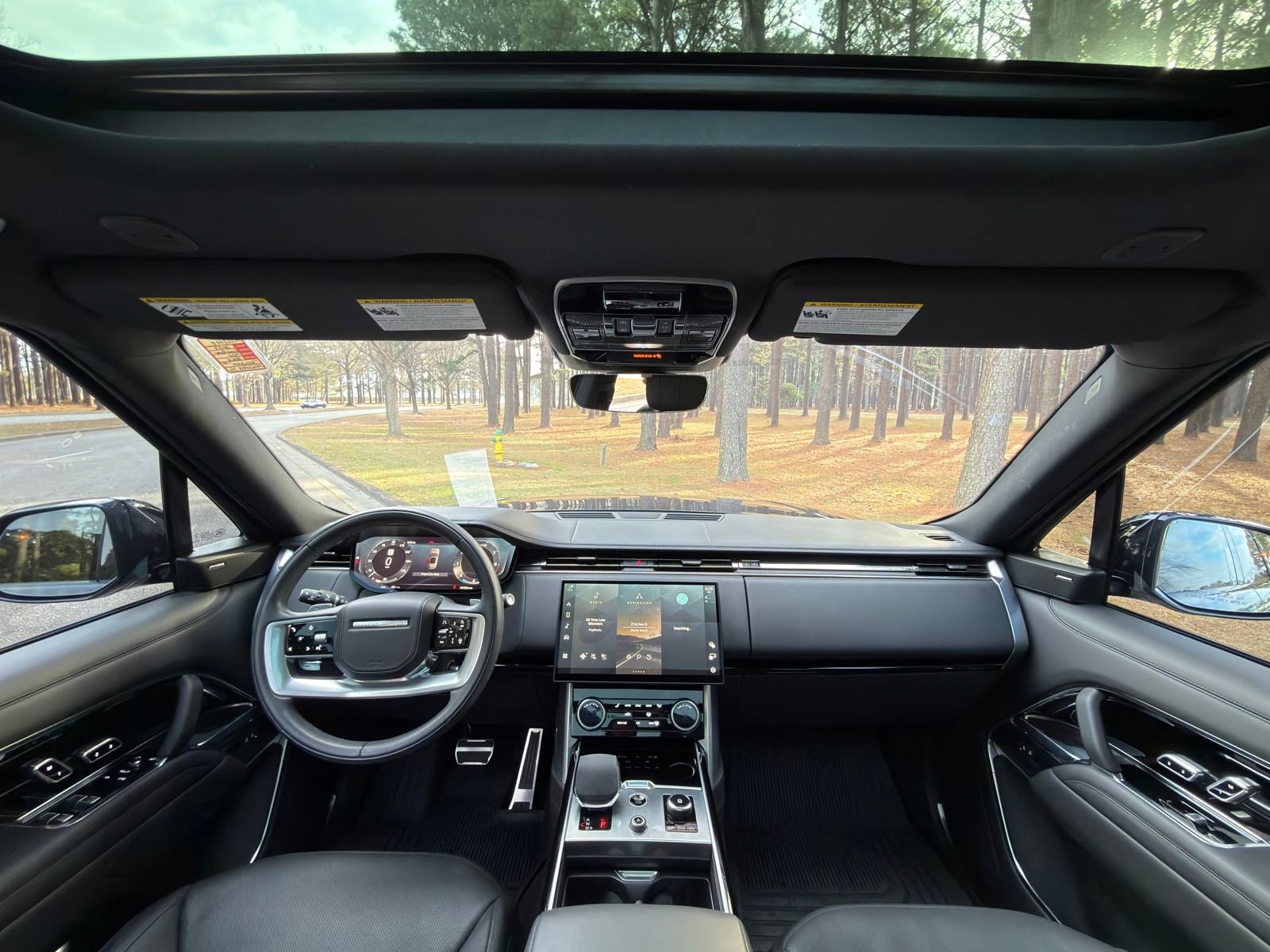 Used 2023 Land Rover Range Rover SE image 2