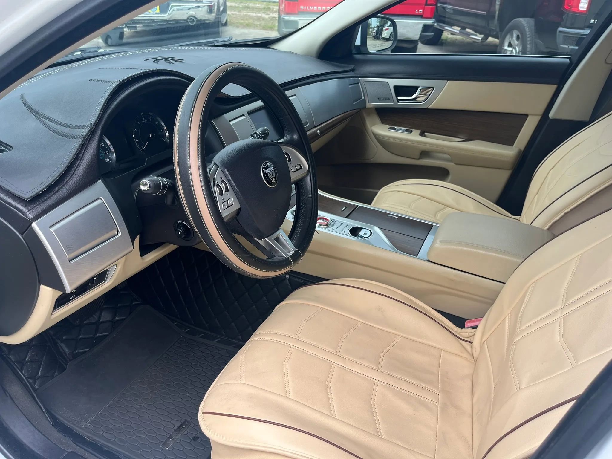 Used 2015 Jaguar XF Premium RWD image 12