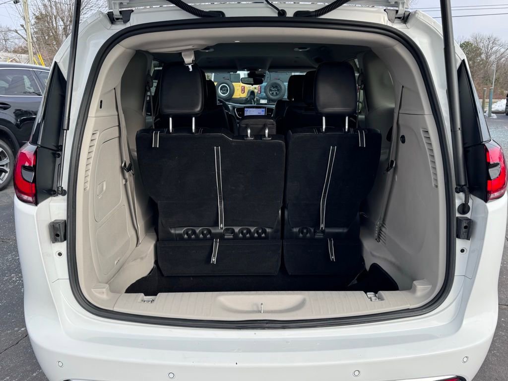 Used 2024 Chrysler Pacifica Select FWD image 42