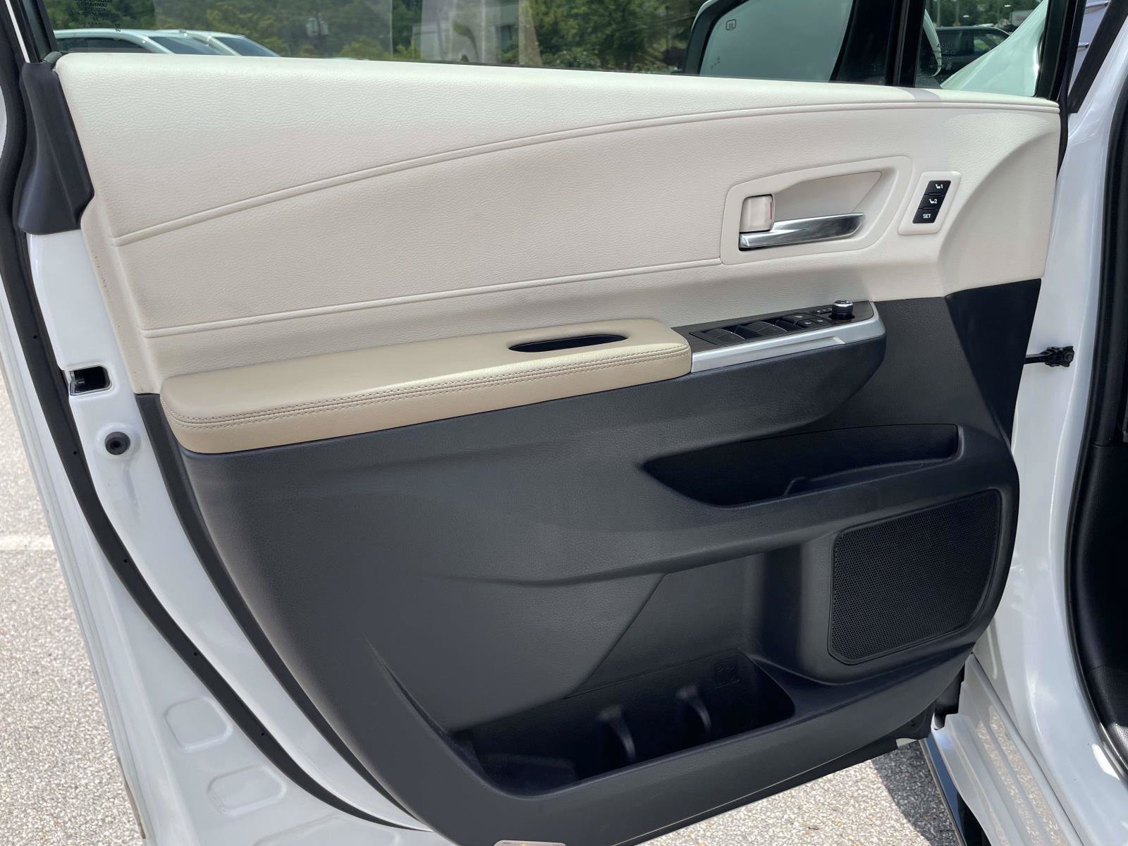Used 2023 Toyota Sienna Limited FWD image 5